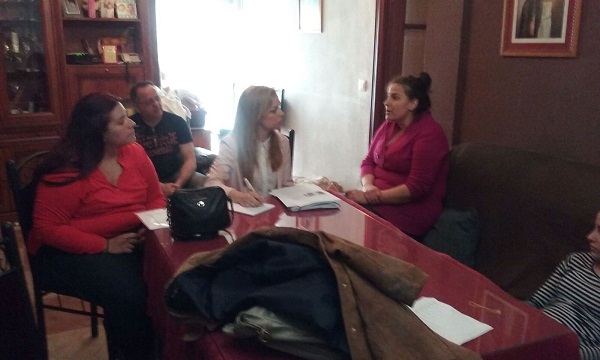 Familia Mª Cruz Girón junto con la Trabajadora Social y la Psicóloga de REMPS
