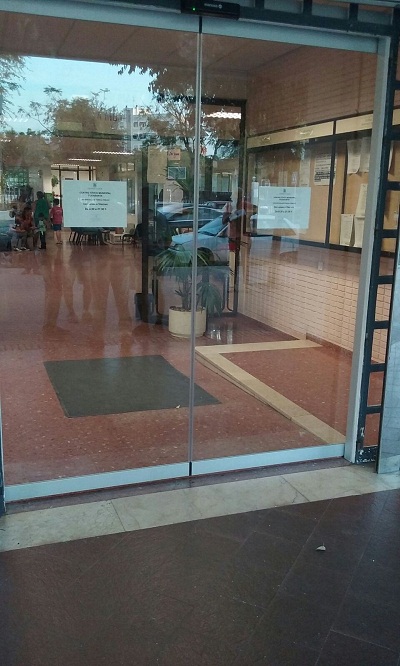 Puertas Centro Cívico y Aparcamiento para Minusválidos