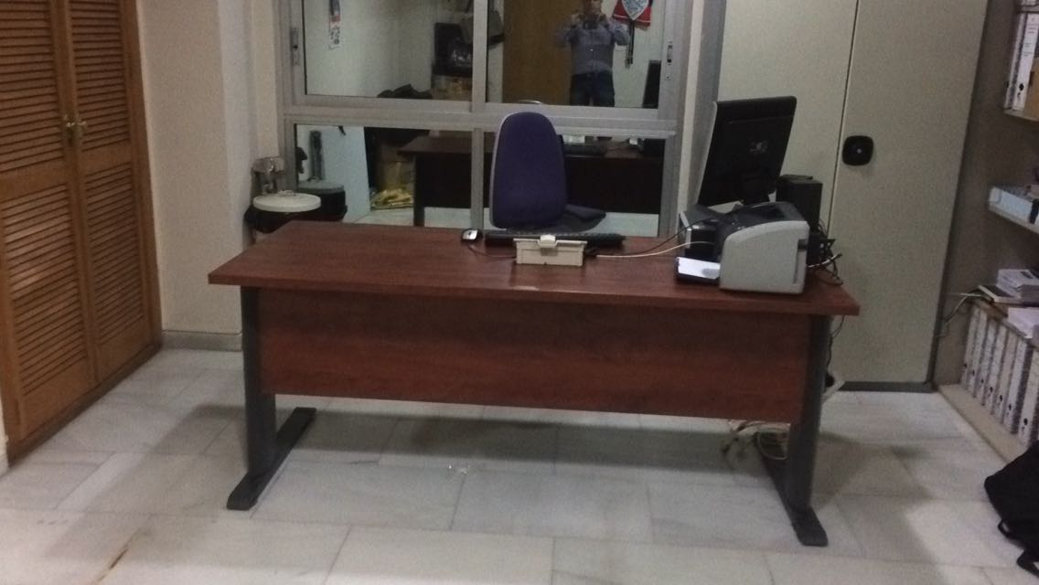 DONACIÓN DE UNA MESA DE OFICINA POR VOLUNTARIOS Y SOCIOS DE LA REMPS