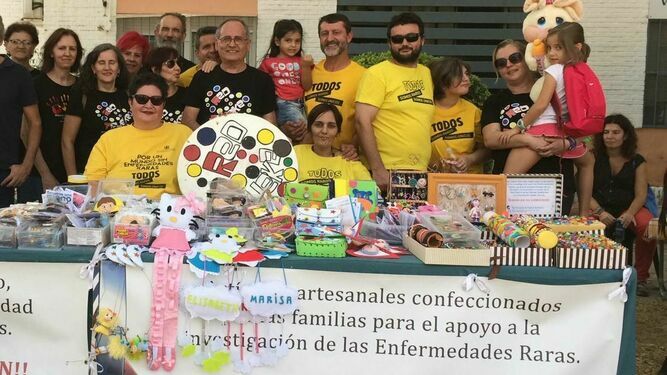 La Red de Madres y Padres Solidarios recaudó casi 5.000 euros para investigación durante la Feria