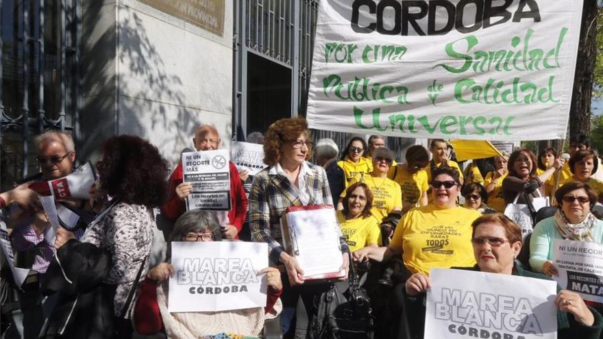 La Marea Blanca entrega más de 6.000 firmas contra el deterioro de la sanidad pública
