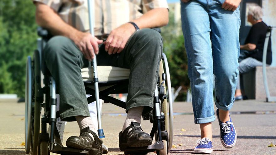 Critican los problemas de accesibilidad en las entradas a dependencias de la Junta