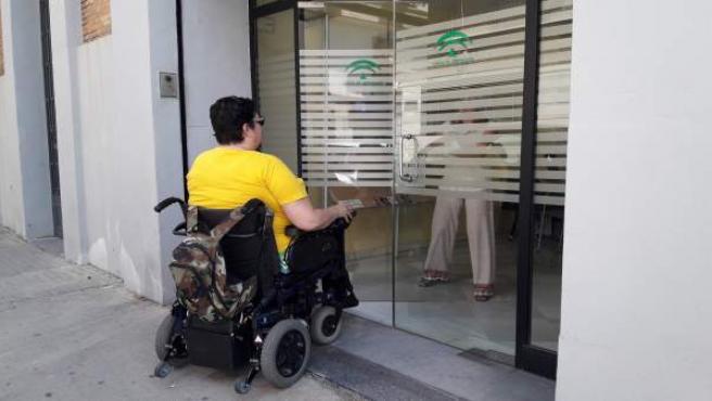 La Red de Madres y Padres Solidarios advierte de impedimentos en accesos a la Delegación de Salud de la Junta